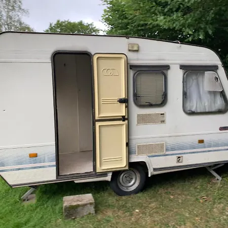 Kamp alanı La P'tite Caravane Manhay